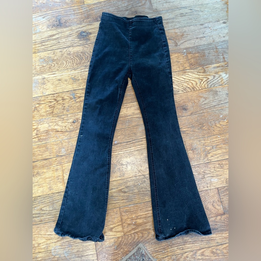 Super stretched black jeans with stretch waist band. Sz S